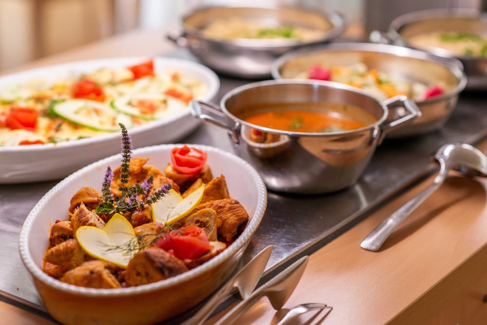 Ein liebevoll angerichtetes Essen mit regionalen Zutaten.