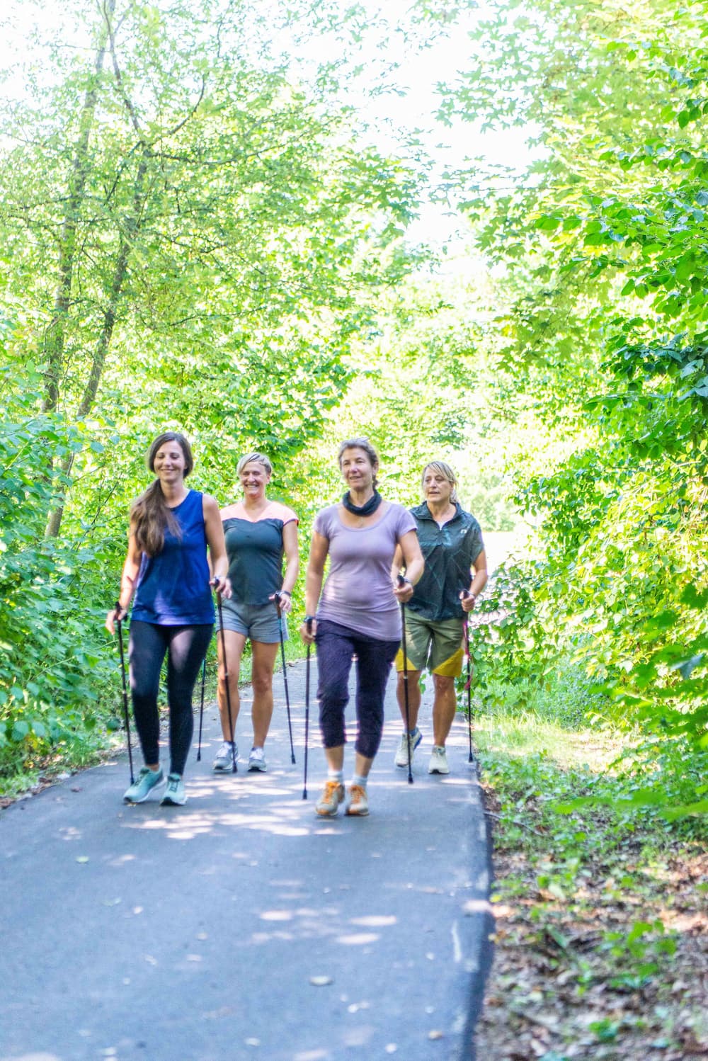 Gruppe beim Nordic Walking durch die Natur des Wurzacher Rieds