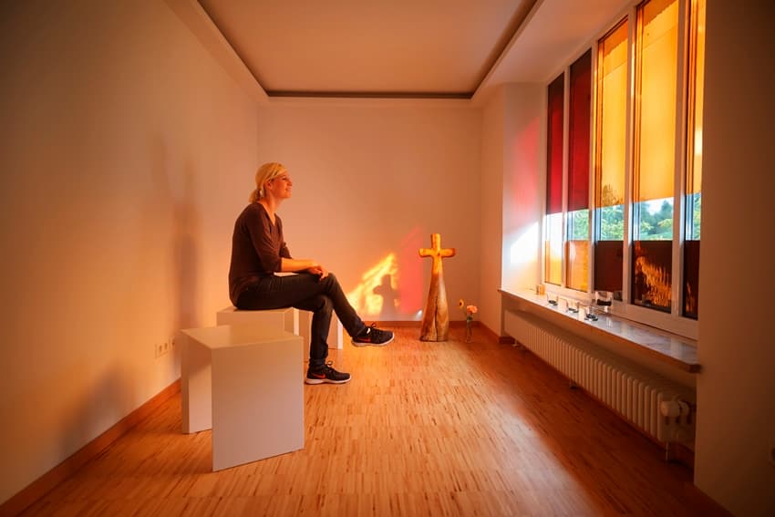 Ruhiger Meditationsraum mit entspannender Atmosphäre