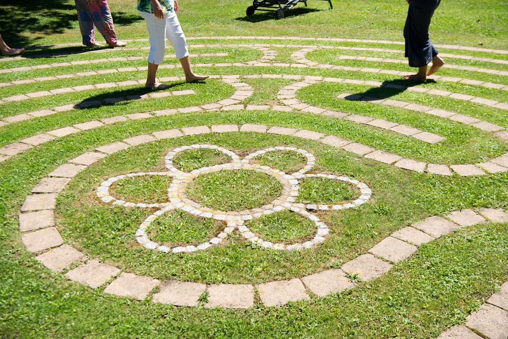 Begehbares Rasenlabyrinth im Außenbereich