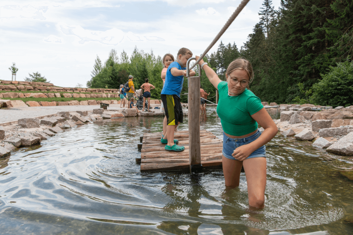 Flößerabenteuer-Bereich im Zauberwald mit Holzflößen und Wasserkanälen