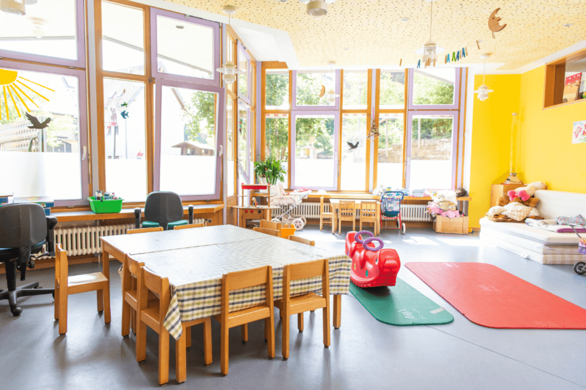 Innenbereich des Kindertreffs mit Spielmöglichkeiten