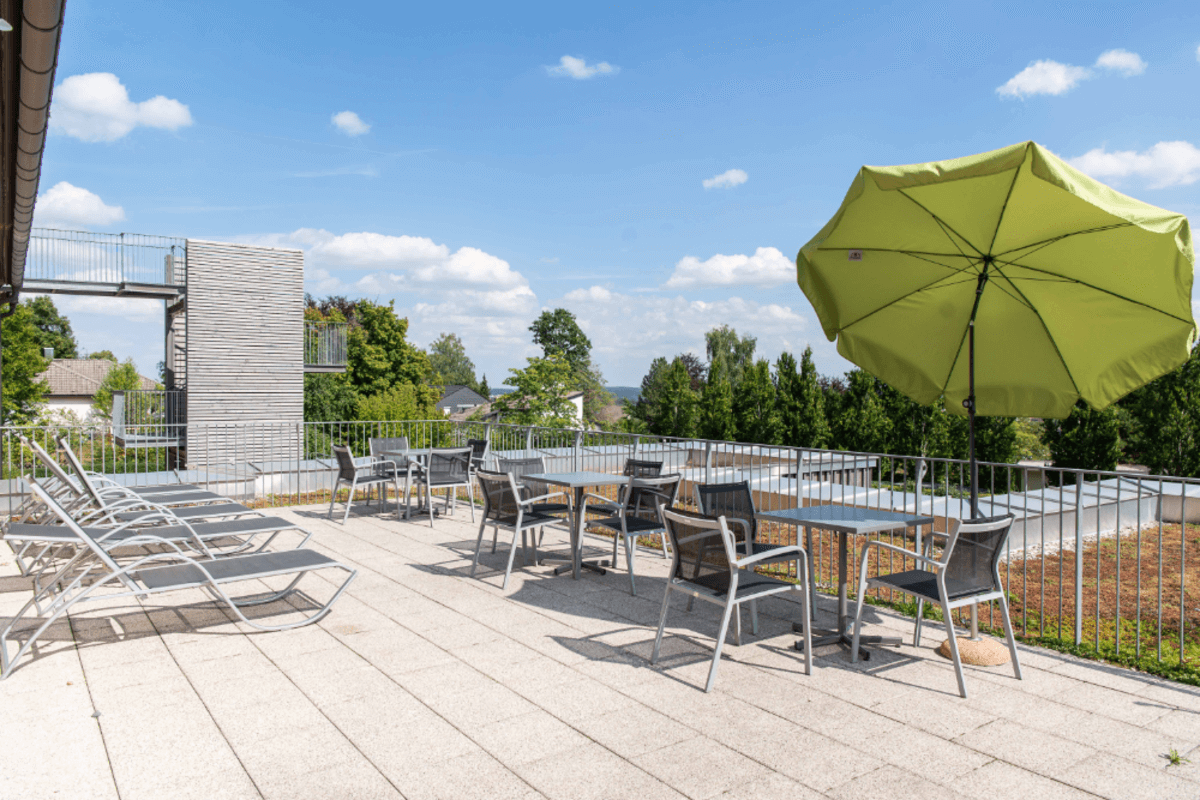 Dachterrasse mit Außensitzgelegenheiten und Panoramablick
