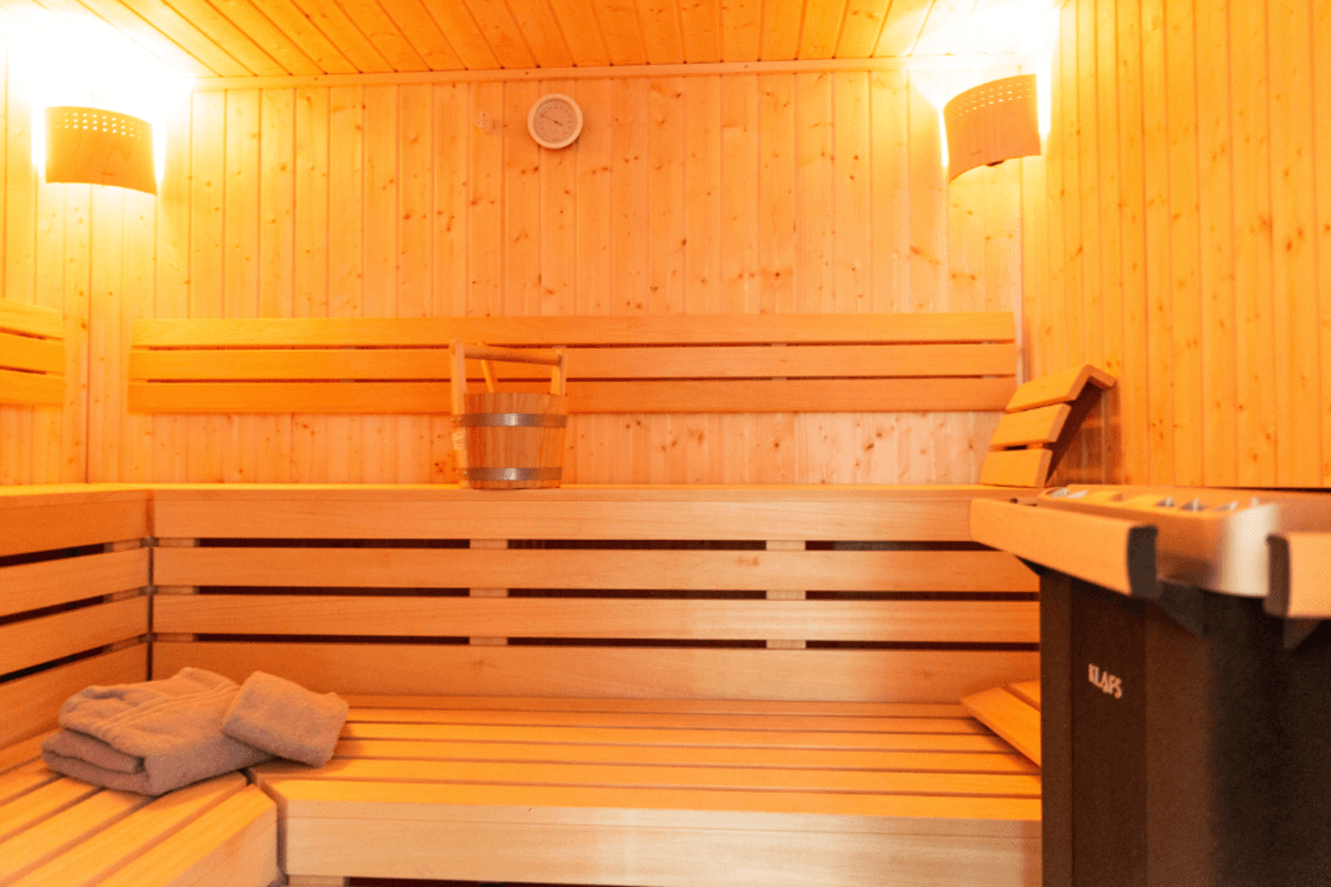 Innenansicht der Sauna aus Holz