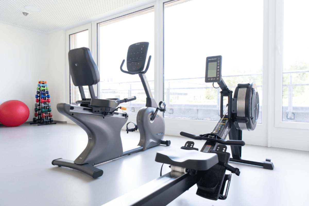 Sportgeräte im Fitnessraum