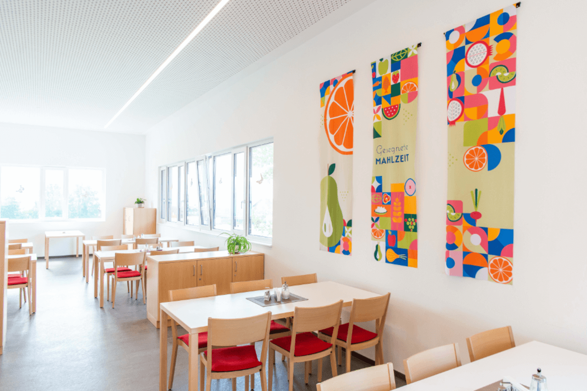 Tischgruppen im hellen Speisesaal