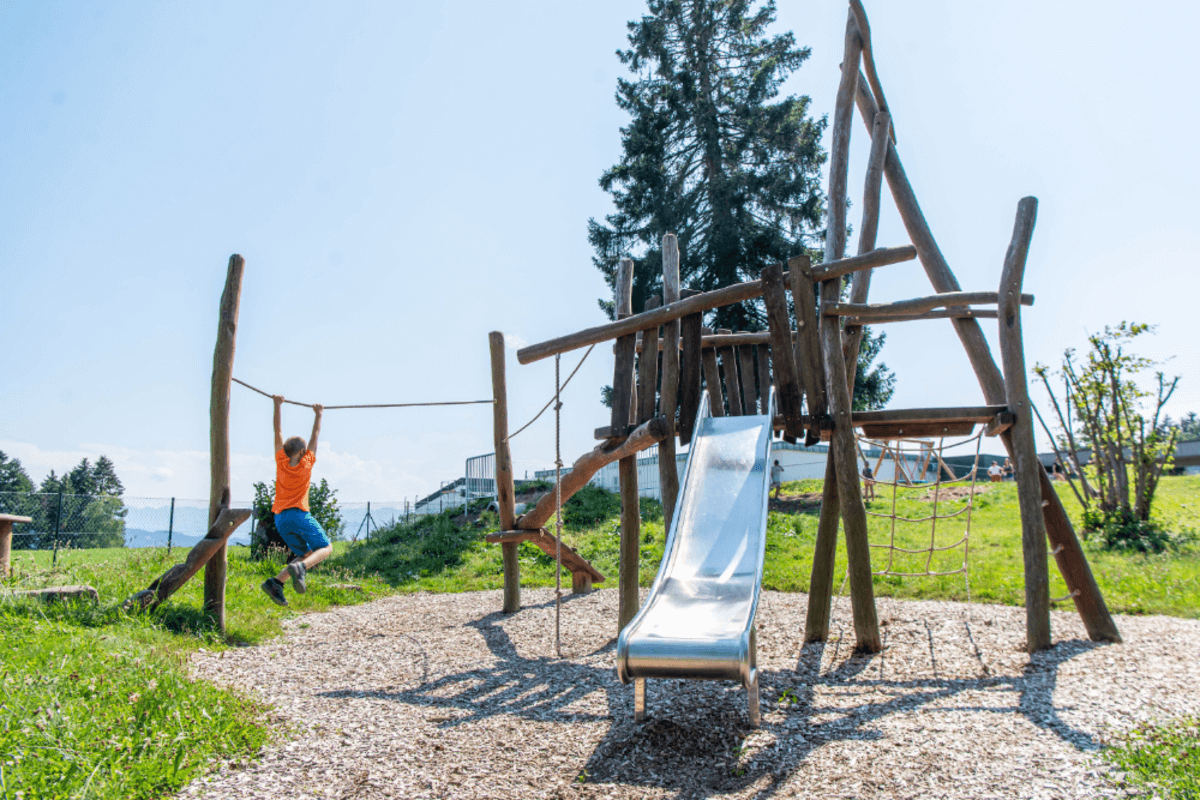 Spielplatz mit Rutsche mitten im Grünen