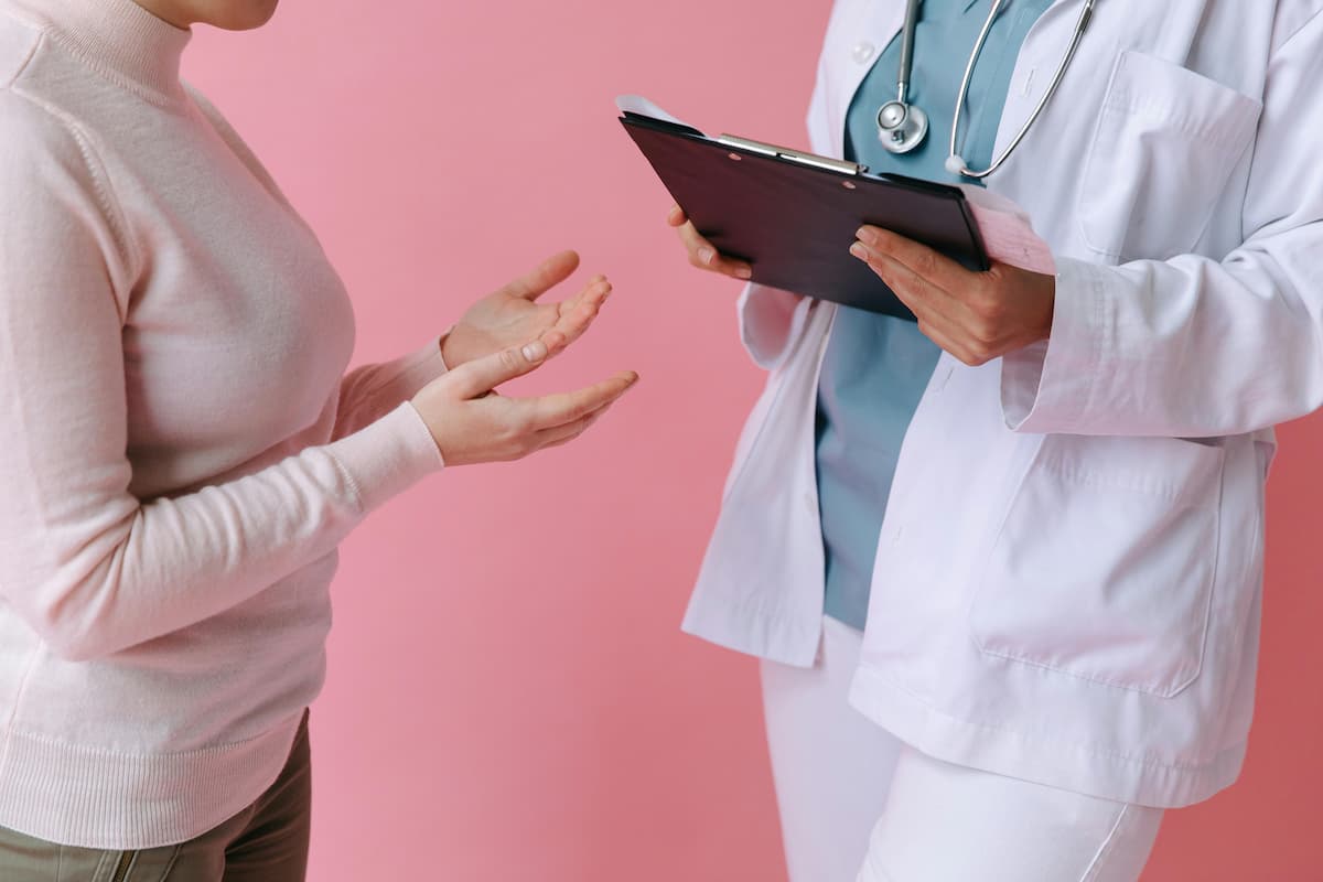 Eine Beratungssituation zwischen Ärztin und Patientin